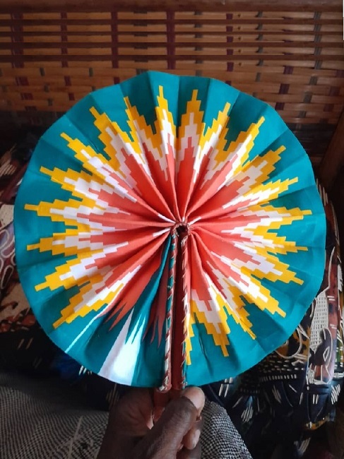 Éventail en Tissu Wax à Motifs africain avec Manche en Cuir