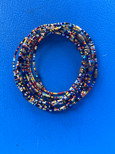 Bracelet africain multicolore en petites perles