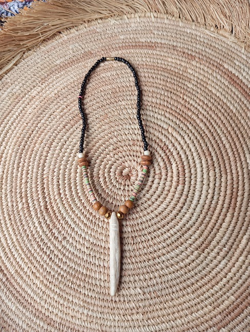Collier ethnique avec perles et pendentif