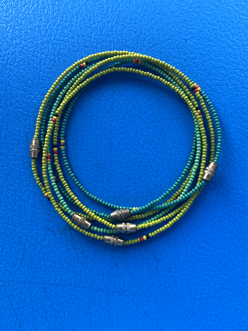 Bracelet africain en petites perles