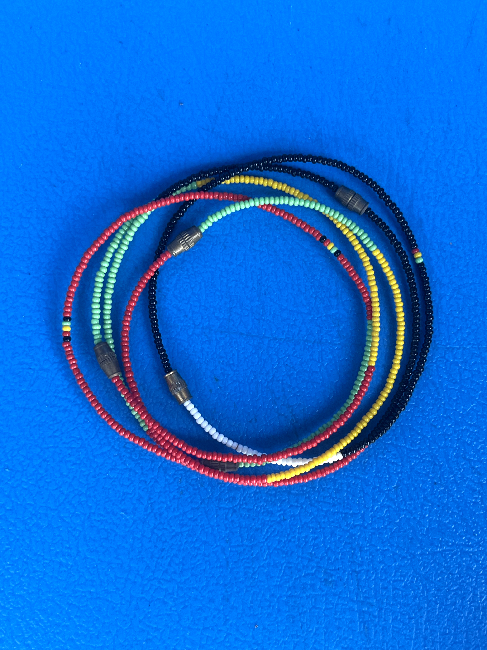Bracelet africain multicolore en petites perles