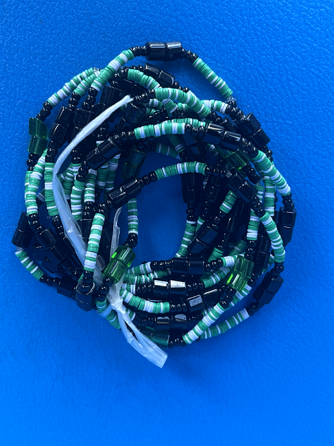 Bracelet en perles de verre recyclées peintes