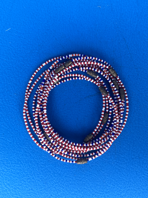 Bracelet africain en petites perles blanche rouge