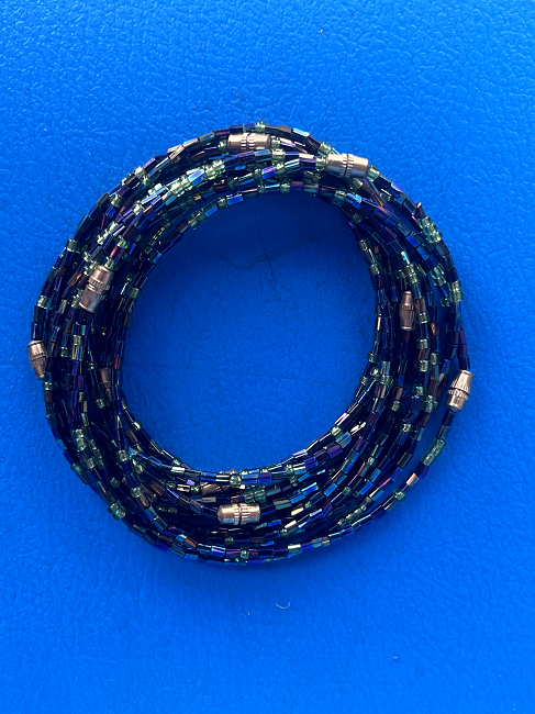 Bracelet en perles de verre recyclées peintes