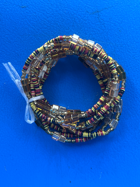 Bracelet en perles de verre recyclées peintes
