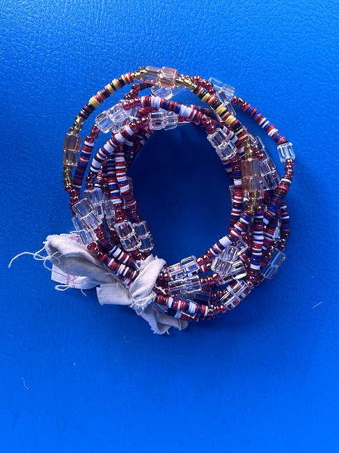 Bracelet en perles de verre recyclées peintes