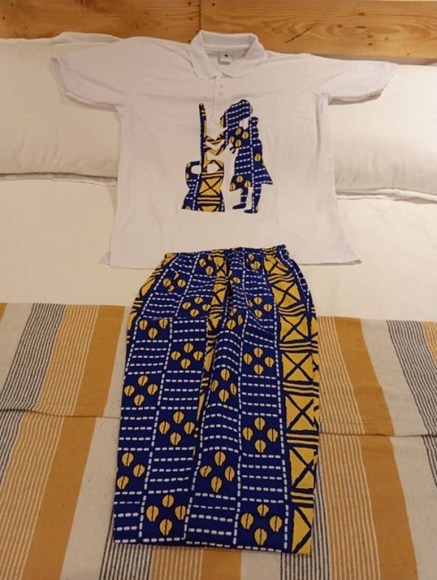 Ensemble tee-shirt pantalon au motif motifs africains