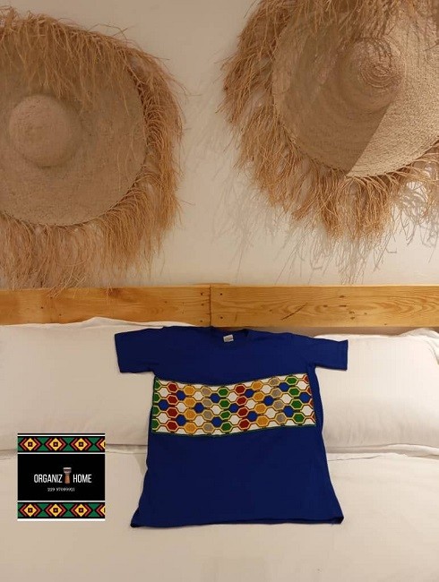 T-shirt bleu customisé avec tissu wax