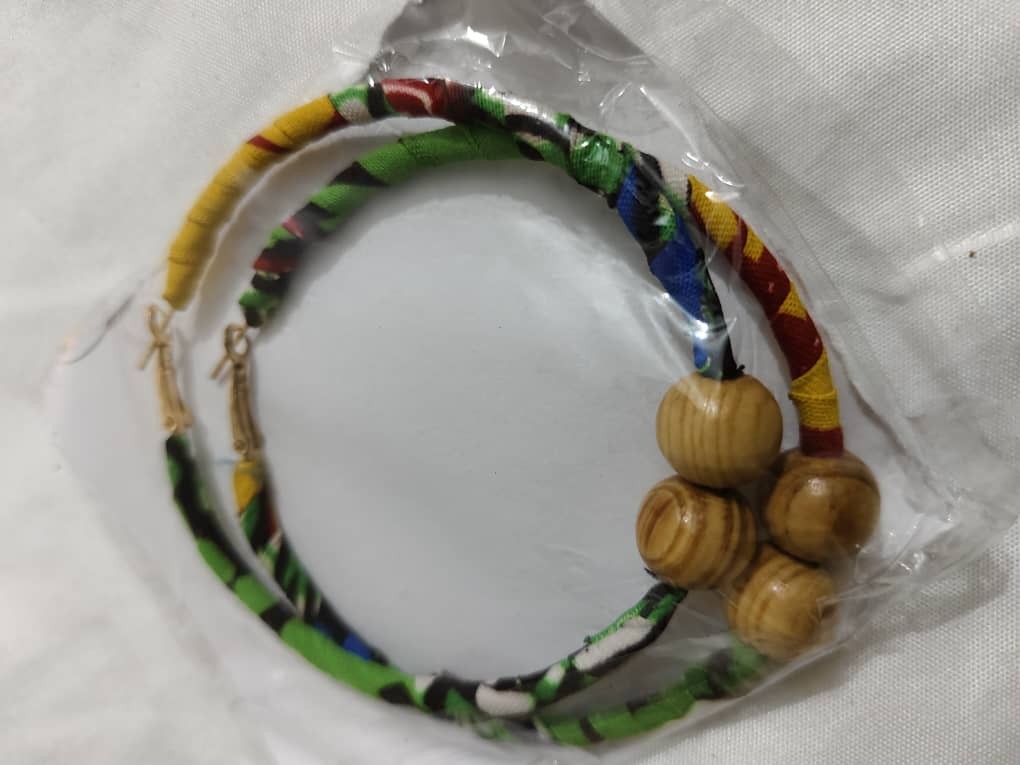 Boucles d’Oreilles Rondes en Wax