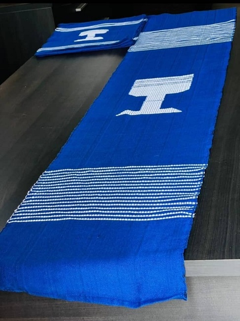 Chemin de table plus 8 serviettes en pagne tissé
